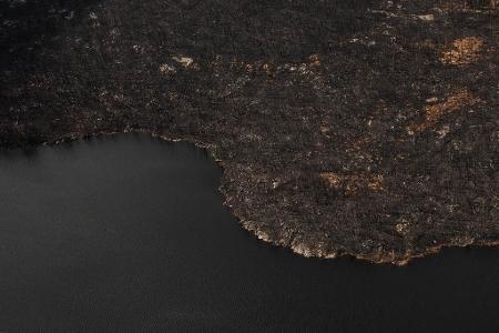 Auf diesem Luftbild sind die durch Waldbrände verursachten Schäden in der unmittelbaren Umgebung der Collins First Nation zu sehen, einer kleinen, abgelegenen Ojibwa-Gemeinde im Nordwesten von Ontario, etwa 250 Kilometer nördlich von Thunder Bay in Kanada.