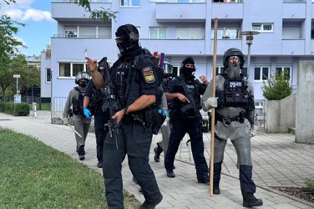 Schwer bewaffnete Polizisten waren rund um die Bankfiliale im Einsatz.