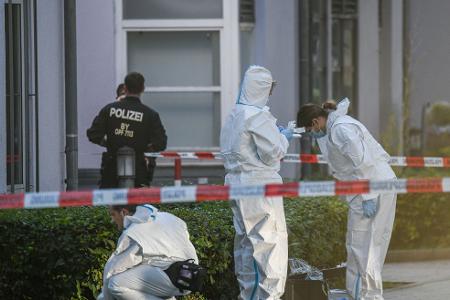 Beamte der Spurensicherung sind am Taort im Einsatz. 