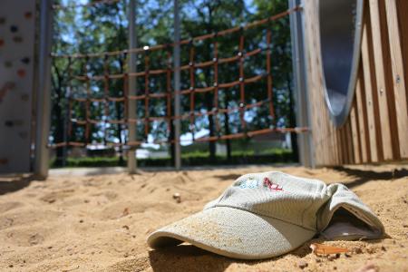 Es gibt beim Hitzeschutz auf Spielplätzen laut dem Kinderhilfswerk keine einheitlichen Standards, an denen sich Kommunen orientieren könnten.
