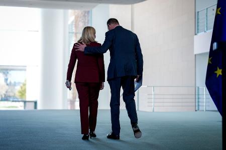 Nina Warken und Friedrich Merz haben ihre Büros künftig auf derselben Etage im Kanzleramt. (Archivbild)
