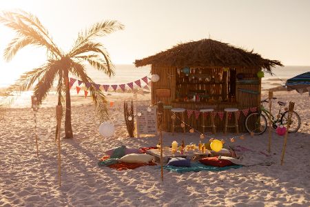 Leerer Strandkiosk bei Sonnenuntergang