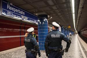 Eine Streife der Bundespolizei am Bahnsteig im S-Bahnhaltepunkt Reeperbahn-
Symbolfoto: Bundespolizei-