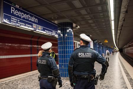 Eine Streife der Bundespolizei am Bahnsteig im S-Bahnhaltepunkt Reeperbahn-
Symbolfoto: Bundespolizei-