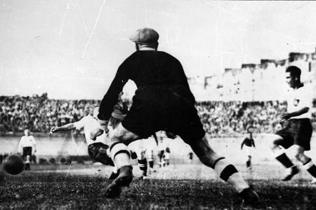 Die Anfänge: ohne Trainer - Von 1900 bis 1926 spielte die DFB-Elf ohne Trainer. Zu Länderspielen wurden nicht die besten Spieler eingeladen, sondern die, die einem Quotensystem entsprachen. Ein Spielausschuss stellte die erste Elf auf, der Kapitän bestimmte am Spielort die Taktik.