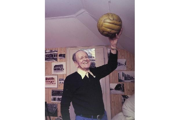 Sepp Herberger - 20 Jahre - 167 Spiele - In unglaublichen 20 Jahren an der Seitenlinie stieg Herberger zur Trainer-Legende auf. Von 1936-1942 (Reichtstrainer) und 1950-1964 (1. Bundestrainer) coachte er die deutsche Elf. Als 'Wunder-Macher von Bern' verewigte er sich mit dem ersten WM-Titel 1954 in den Geschichtsbüchern.