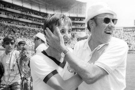 Helmut Schön - 14 Jahre - 139 Spiele - Nach Titeln war er der erfolgreichste DFB-Trainer. 1972 gewann Schön mit seinem Team die EM, 1974 die WM. Insgesamt führte er seine Elf zu sechs großen Turnieren und erreichte dabei immer, bis auf die WM 78, minimum Platz drei - ein beachtlicher Erfolg!