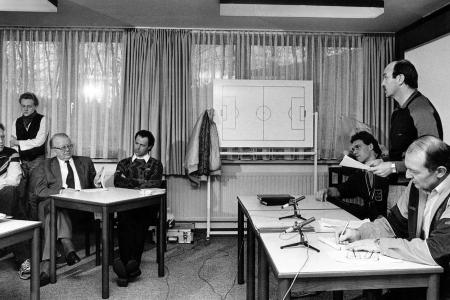 Trainergespann Beckenbauer und Köppel/Osieck - 1984 übernahm Franz Beckenbauer als Teamchef das Ruder im DFB-Boot. Mangels Trainerlizenz fungierten in seiner Amtszeit zunächst Horst Köppel (2.v.r.), anschließend Holger Osieck (3.v.r.) als eigentliche Trainer.