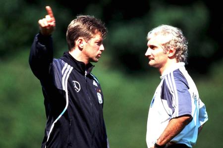 Trainergespann Skibbe und Völler - Da auch Völler über keine gültige Trainerlizenz verfügte, arbeitete der Teamchef eng mit Trainer Michael Skibbe zusammen. Das Gespann trat nach einer extrem enttäuschenden EM 2004, mit dem peinlichen Ausscheiden in der Vorrunde, zurück.