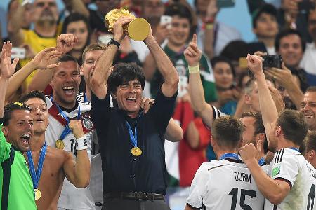 Joachim Löw - 13 Jahre - 192 Spiele - Seit 2006 hat Jogi Löw das Zepter in der Hand. Bei sechs großen Turnieren stand der Badener schon als Chef-Coach an der Seitenlinie. Absoluter Höhepunkt: Der WM-Sieg 2014 in Brasilien. Am 13. Oktober 2018 avancierte Löw mit seinem 168. Spiel als Chefcoach des DFB zum alleinigen Rekordtrainer.