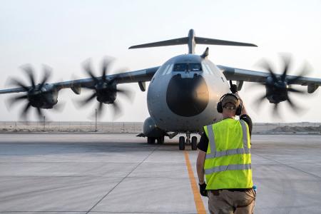 Schon binnen Tagen will Frankreich einen umgerüsteten Militär-Transportflieger als Löschflugzeug einsetzen (Archivbild).