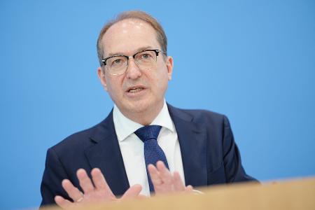 Innenminister Dobrindt sieht zunächst keinen Handlungsbedarf. (Archivbild)