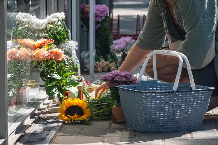 Am Tag nach dem Angriff legten Menschen Blumen am Tatort nieder.