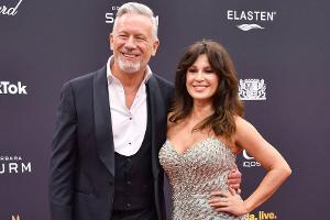 Natalia Avelon zeigt Bilder ihrer Regen-Hochzeit mit Otto Steiner