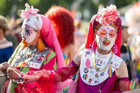 Menschen nehmen am Drag* March auf der Straße des 17. Juni teil.