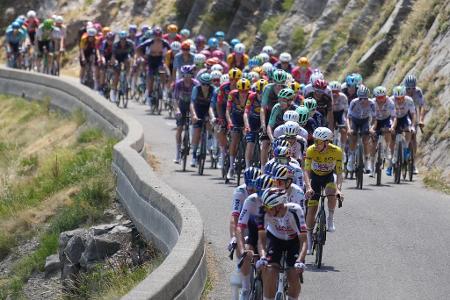 Radsport, Männer, Tour de France, 19.Etappe, Alpe d’Huez: Der Slowene Tadej Pogacar, der das gelbe Trikot des Gesamtführenden trägt, fährt im Hauptfeld.