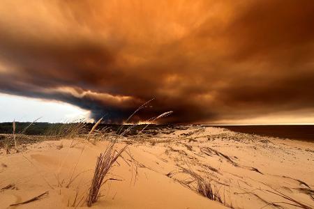 Waldbrände verdunkeln den Himmel über Lacanau-Océan