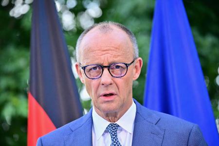 Die Freude über die Personalrochade hält sich bei Merz in Grenzen.