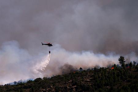 Starker Wind erschwert in Spanien die Bekämpfung der Waldbrände.