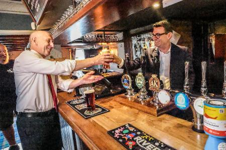 Andy Burnham besuchte in seiner ersten Woche einen Pub.