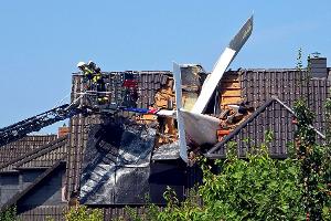 Das Flugzeug steckte im Dach des Hauses.