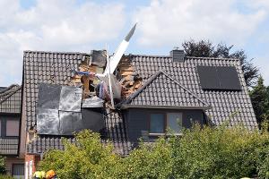 Das Flugzeug stürzte am Samstag in ein Wohnhaus.