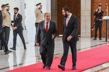 Guterres sagte, es sei eine bewusste Entscheidung gewesen, bis zum Sturz des Assad-Regimes nicht nach Syrien zu reisen. 