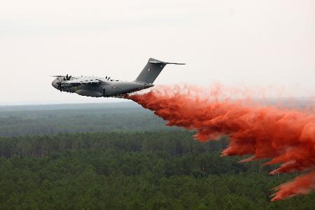 Zum Abwerfen von Löschmittel kam in Frankreich ein speziell ausgerüsteter Airbus A400M zum Einsatz.