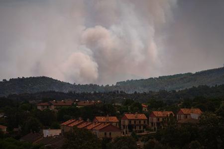 Rauch steigt über dem Waldbrand in der Nähe von El Tiemblo in der Provinz Madrid auf.