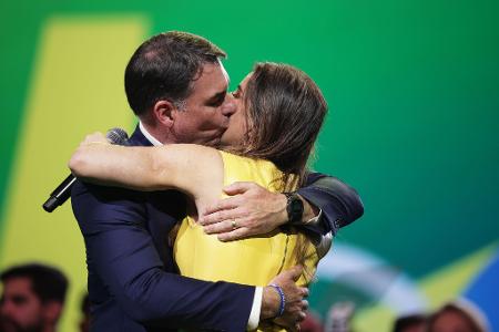 Flávio Bolsonaro küsst seine Frau Fernanda während des Parteitags der Liberalen Partei. 