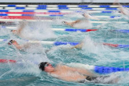 Athleten schwimmen im Becken bei der Deutschen Meisterschaft in Hannover.
