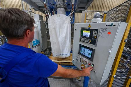 Hohe Kosten und Bürokratie belasten nach einer Umfrage viele Chemieunternehmen. (Archivbild) 