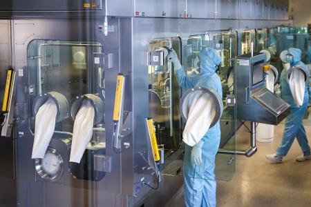 Der Pharmakonzern Merz will mehr als 100 Millionen Euro in seinen Standort Dessau-Roßlau investieren und dort rund 150 zusätzliche Arbeitsplätze schaffen. (Archivbild) 