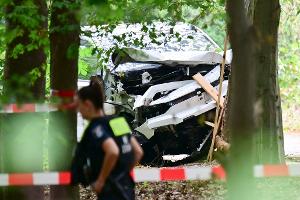 Der Bereich um das zerstörte weiße Fahrzeug ist abgesperrt.