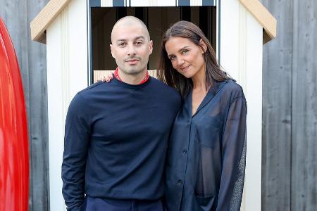 Sommerliche Romanze? Katie Holmes posiert mit ihrem Künstler