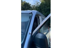 Foto zum beschädigten Kleintransporter mit sichtbarem Schaden.