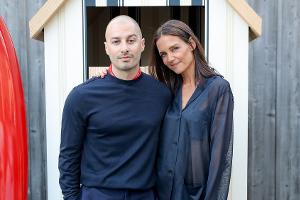 Sommerliche Romanze? Katie Holmes posiert mit ihrem Künstler