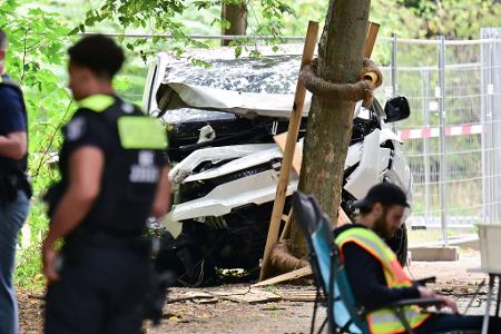 Das Fahrzeug hatte einen Baum gerammt.