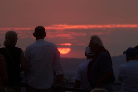 Besucher des Welt-Musikfestivals Horizonte in Koblenz schauen in einer Festivalpause von der Festung Ehrenbreitstein auf die untergehende Sonne.