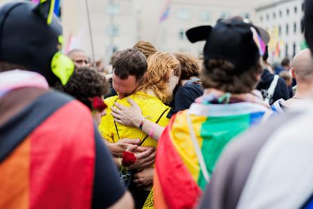 Nach dem Anschlag am Rande des CSD in Berlin trauern viele Menschen, unter anderem vor dem Brandenburger Tor.