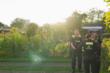 Am frühen Abend wollte die Polizei den Tatverdächtigen in einer Kleingartenanlage stellen - dabei starb der Mann.