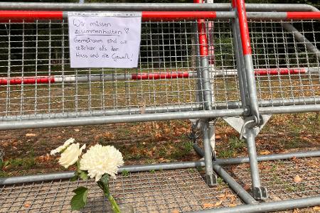 Menschen drücken ihre Gefühle auf Zetteln und mit Blumen nach dem Anschlag auf den Berliner CSD aus. 