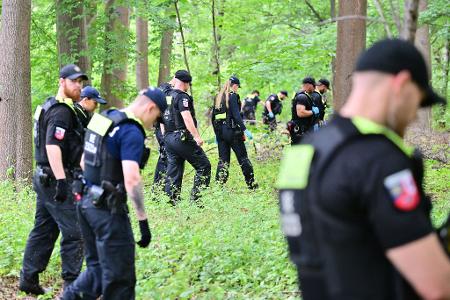 Die Polizei durchsuchte das Unterholz nahe dem Tatort. 