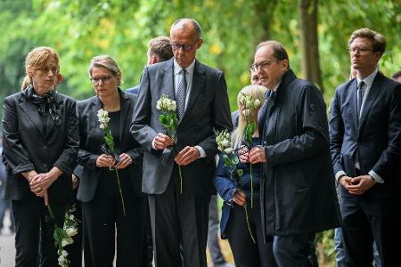 Der Kanzler besuchte den Ort des Anschlags im Tiergarten, legte weiße Blumen ab und hielt unter anderem mit Dobrindt und Berlins Innensenatorin Iris Spranger (SPD) kurz inne, um der Opfer zu gedenken.