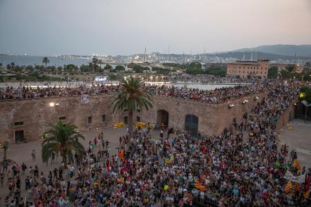 Menschen demonstrieren gegen den Massentourismus auf Mallorca.