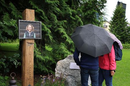 Stilles Gedenken im Laura-Dahlmeier-Park. (Archivbild) 