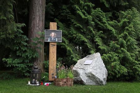 Kerzen und Blumen erinnern an dem Gedenkort an Laura Dahlmeier. (Archivbild) 