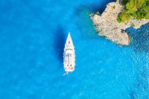 Inkognito-Urlaub: Wie schaffen Promis es, diskret zu verreisen?