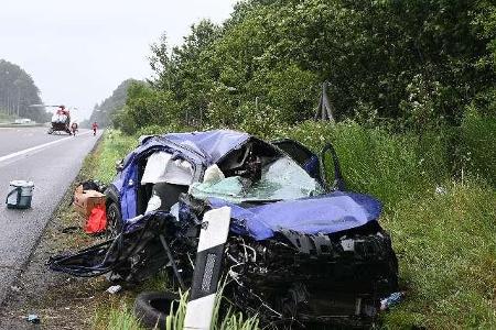 Die Feuerwehr befreite die Schwerletzten aus dem Toyota