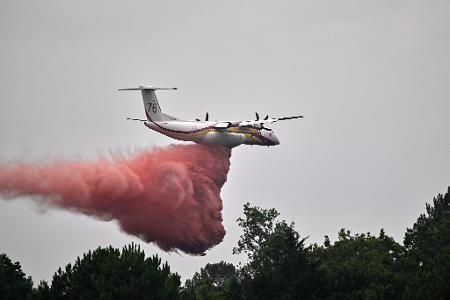 Zahlreiche Löschflugzeuge sind bei der Bekämfung der Brände im Einsatz.
